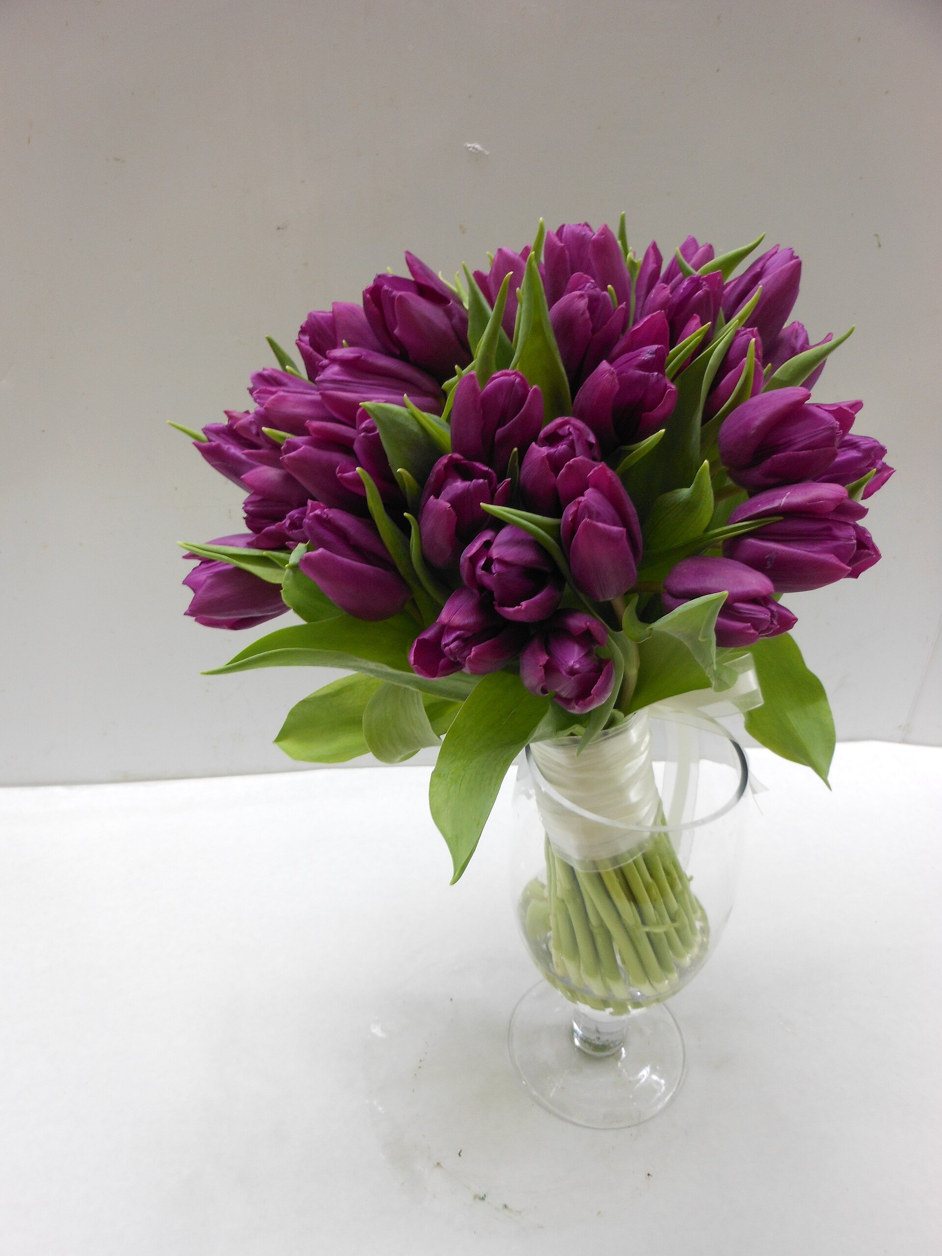Bouquet de tulipes mauves dans un vase en verre